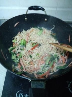 加入酱油、盐巴、鸡精、十三香进行调味，继续翻炒。