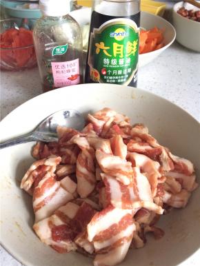 五花肉切薄片，加蜂蜜和生抽腌制20分钟。