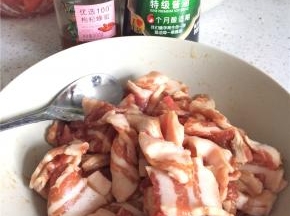 五花肉切薄片，加蜂蜜和生抽腌制20分钟。