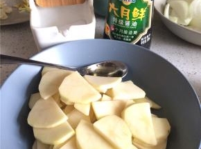 土豆切薄片，加食用油、盐、生抽拌匀，蒜切片、姜切姜丝备用。