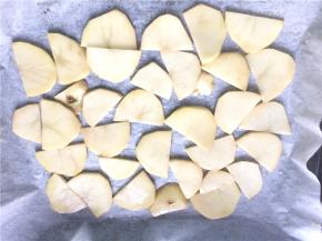 烤盘铺油纸，先平铺上一层土豆片