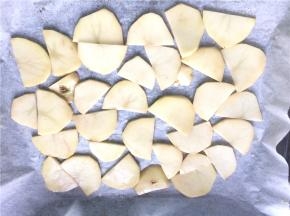 烤盘铺油纸，先平铺上一层土豆片