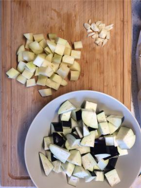 茄子洗净切小块，土豆去皮切比茄子略小的小块，蒜切片备用