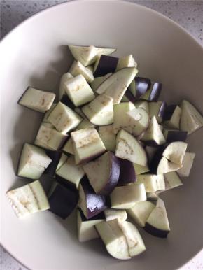 茄子盖保鲜膜入微波炉高火3分钟备用