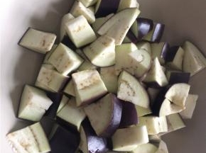 茄子盖保鲜膜入微波炉高火3分钟备用