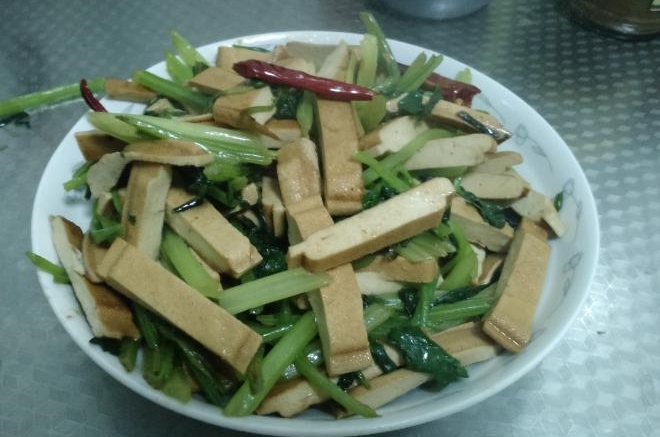 小芹菜炒豆干