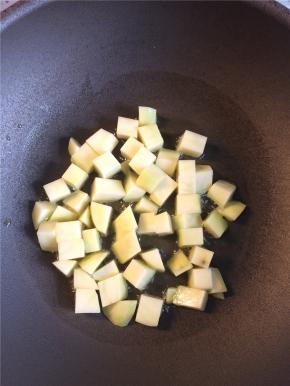 炒锅倒比平时炒菜略多的油，油热后下入土豆块，中火煎至所有土豆块表面金黄