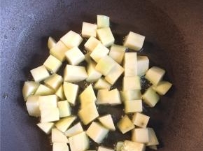 炒锅倒比平时炒菜略多的油，油热后下入土豆块，中火煎至所有土豆块表面金黄