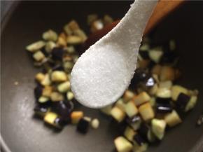 加入食盐和白糖调味，翻炒至土豆和茄子熟透。