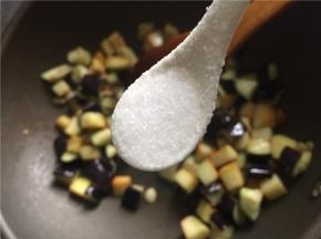 加入食盐和白糖调味，翻炒至土豆和茄子熟透。