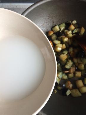 出锅前用水淀粉勾一个薄芡即可