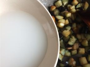 出锅前用水淀粉勾一个薄芡即可