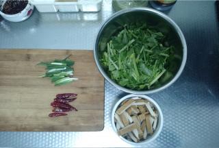 准备好食材用料，小西芹和小葱洗干净切段，豆干切成小段儿。