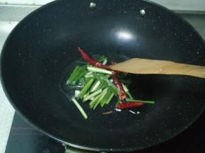 热锅冷油，油热后将小葱和干辣椒倒进锅里，煸出香味。