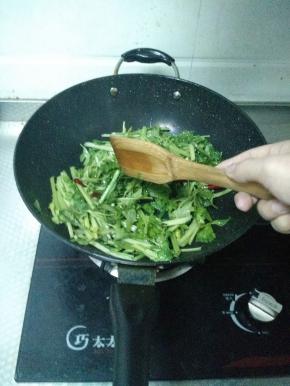接着将西芹全部倒进锅里，进行翻炒