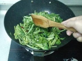 接着将西芹全部倒进锅里，进行翻炒