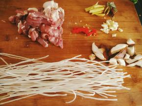 把所有材料准备好后，将猪肉用开水洗一下去血水，切成小块。