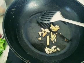 热锅加适量油，先下姜跟蒜小炒一下，
