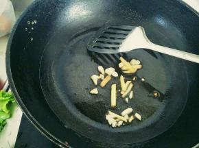 热锅加适量油，先下姜跟蒜小炒一下，