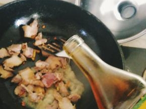 下猪肉小炒至变色，加料酒继续翻炒