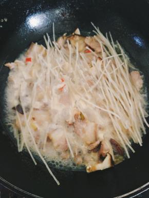 水开之后将粉条放进锅里，盖好锅盖小火焖15分钟左右。