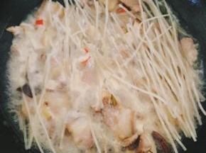 水开之后将粉条放进锅里，盖好锅盖小火焖15分钟左右。