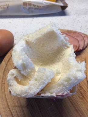 将擀薄的吐司放进纸杯，做成杯子状