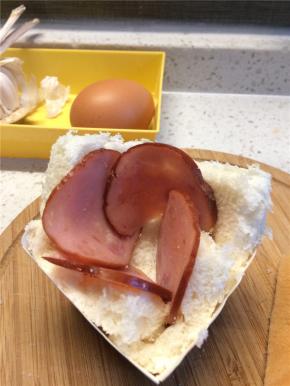 在吐司杯里面放上一圈火腿片