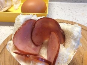 在吐司杯里面放上一圈火腿片