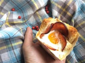 入烤箱，180度，中层烤20分钟。中间吐司边缘如果已经烤到金黄可加盖锡纸