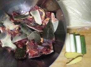 甲鱼洗净切块其他食材准备好待用