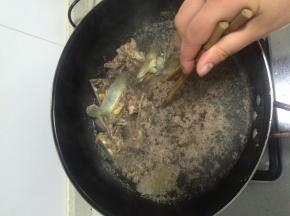 锅中烧水，水开后放甲鱼，倒料酒焯水2分钟