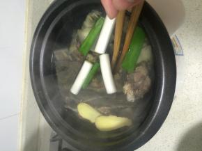 冲洗干净焯完水的甲鱼放入电饭煲或砂锅中，加入油、姜片、葱段和水煮30分钟，