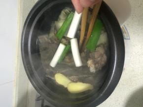 冲洗干净焯完水的甲鱼放入电饭煲或砂锅中，加入油、姜片、葱段和水煮30分钟，