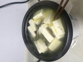 豆腐切块放入锅中继续炖30分钟