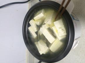 豆腐切块放入锅中继续炖30分钟