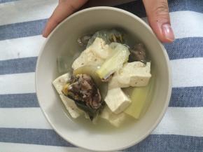 根据个人口味放入适量盐和鸡精，继续煮数分钟出锅即可