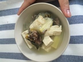 根据个人口味放入适量盐和鸡精，继续煮数分钟出锅即可