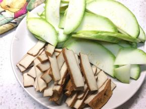 西葫芦剖开两半，斜切成薄片，香干切片，大蒜切碎备用