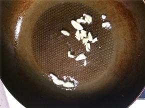 起锅热油下入蒜末炒至金黄