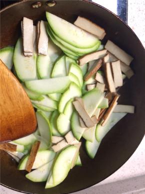 下入西葫芦片和香干翻炒一分钟