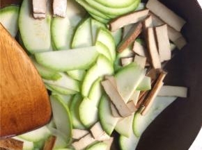 下入西葫芦片和香干翻炒一分钟