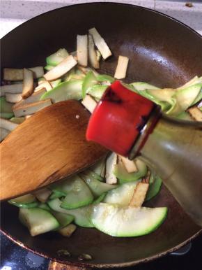 继续翻炒至西葫芦片稍微变软，沿锅边炝入一点陈醋，翻炒均匀后马上关火即可