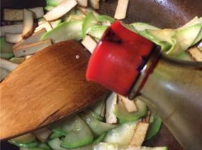 继续翻炒至西葫芦片稍微变软，沿锅边炝入一点陈醋，翻炒均匀后马上关火即可