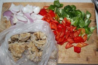 将煮透的猪大肠中等段，青、红胡椒切块，洋葱切块待用，