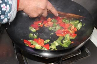 油锅坐热放入辣椒煸炒一分钟盛出，