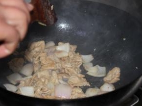 加少许油煸炒洋葱，微微变软时，如图3加入猪大肠继续煸炒3分钟，此时倒入老抽，