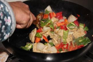 再倒入煸炒过的胡椒继续翻热，加入生抽，味精，盐