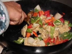 再倒入煸炒过的胡椒继续翻热，加入生抽，味精，盐