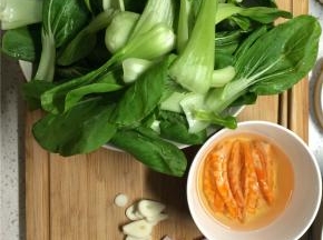 虾干温水加料酒泡发两小时以上，油菜洗净沥水，蒜切蒜片，猪板油一小块切片